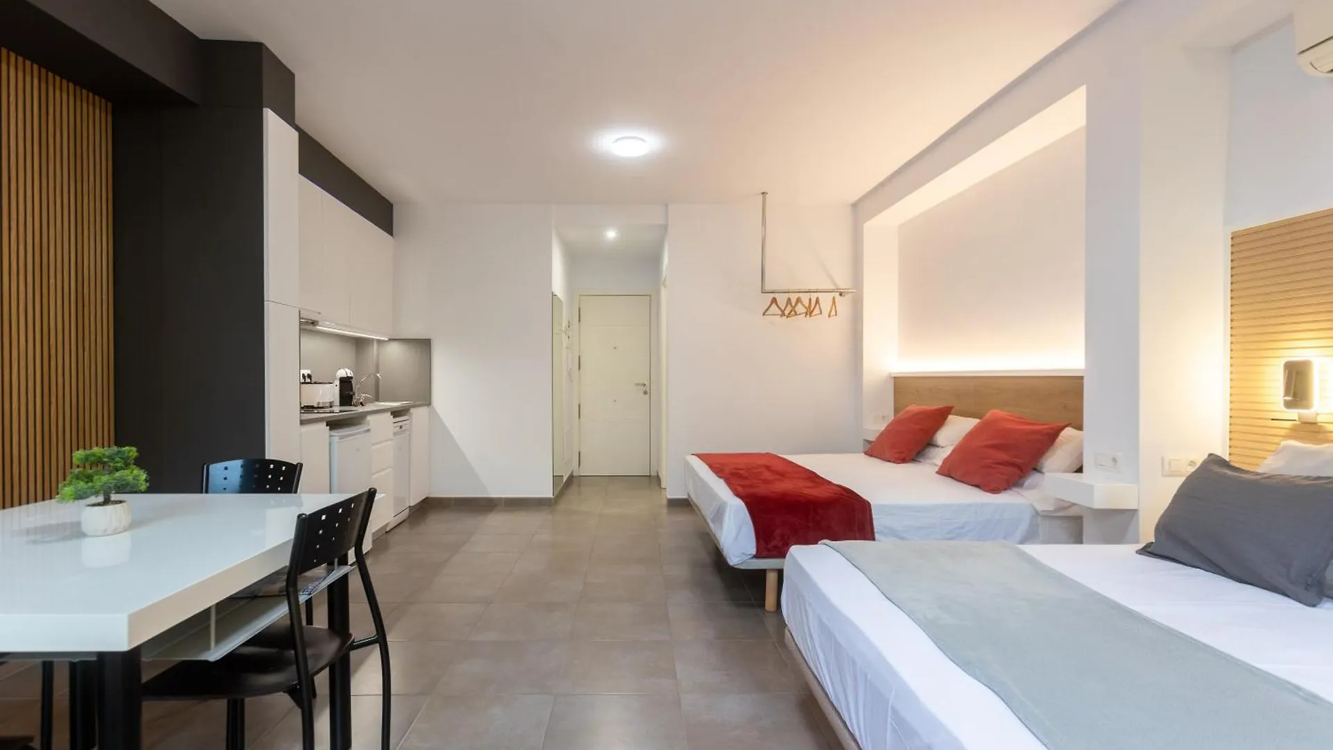 Apartamentos enfrente del Museo Dalí Figueras España