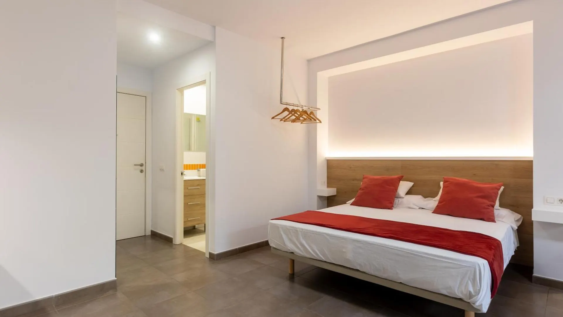 Apartamentos enfrente del Museo Dalí Figueras España